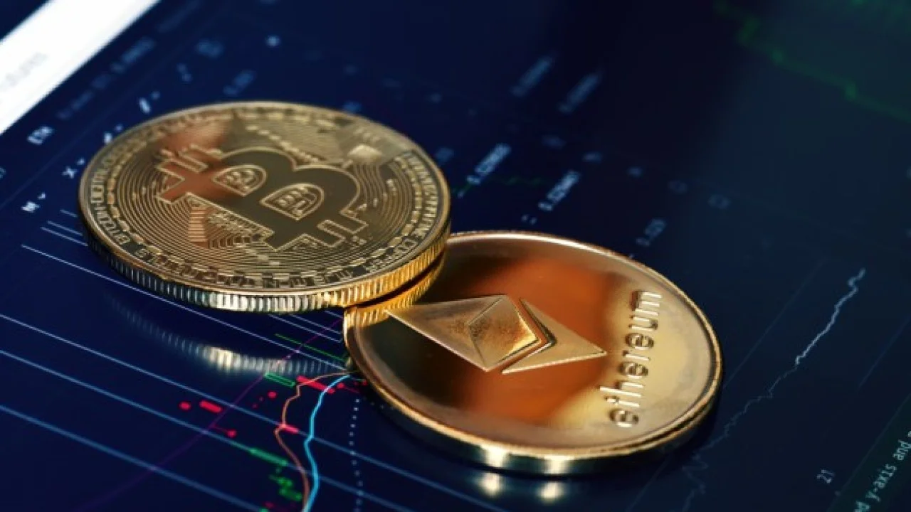 Bitcoin Or Ethereum To $62,000? Fundstrat Releases Contrasting 2026 Predictions