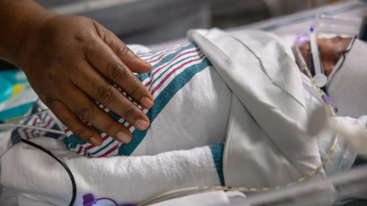 ¿Llamar al 911 o arriesgarse a perder al bebé? Redadas obligan a algunos inmigrantes a evitar la atención médica