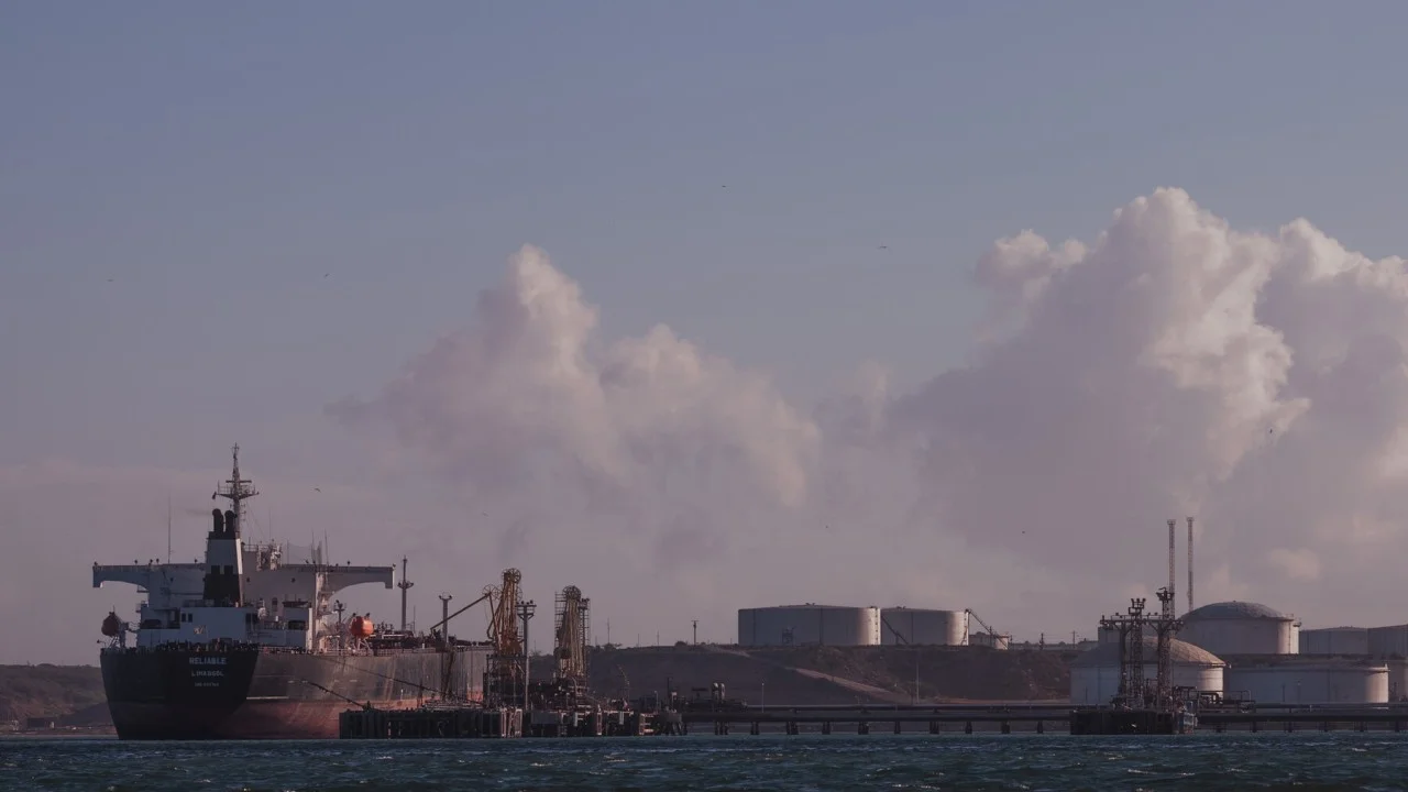 Trump Blocks Venezuela Oil Tankers